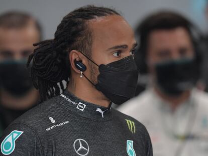 Lewis Hamilton, en el garaje de Mercedes, durante los entrenamientos libres en São Paulo.