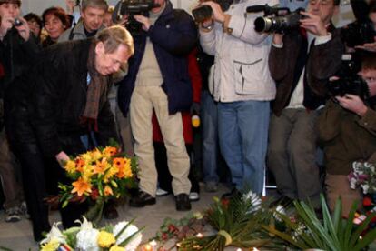 Havel deposita una corona de flores en recuerdo de la revuelta estudiantil que causó la caída del comunismo.