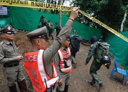 Cordão policial ao redor da caverna durante este dia de resgate