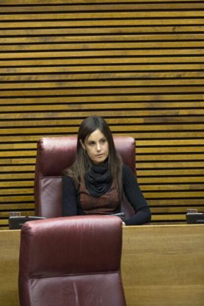 Elisa Díaz en su escaño de las Cortes Valencianas.