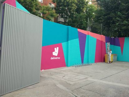 Un trabajador ultima algunos detalles en el patio de las nuevas cocinas Deliveroo Editions de Madrid.