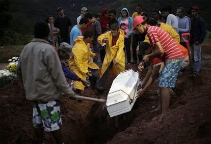 Las ciudades brasileñas no están preparadas para el momento actual y menos para el futuro que anuncian los climatólogos, según aseguran los expertos economistas brasileños. En la imagen, un entierro de un niño de nueve años, una de las últimas víctima de las inundaciones en el Estado de Rio.