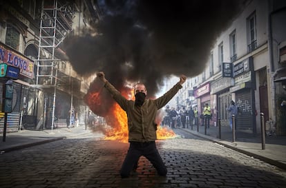 Un manifestante durante las protestas de los 'chalecos amarillos' en París.