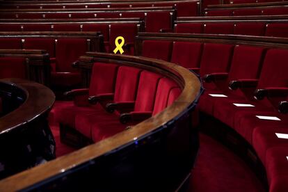 Vista de l'escó del president d'ERC, Oriol Junqueras, adornat amb un llaç groc.
