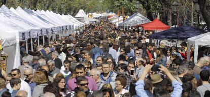 Rambla Catalu&ntilde;a inundad de gente en Sant Jordi.