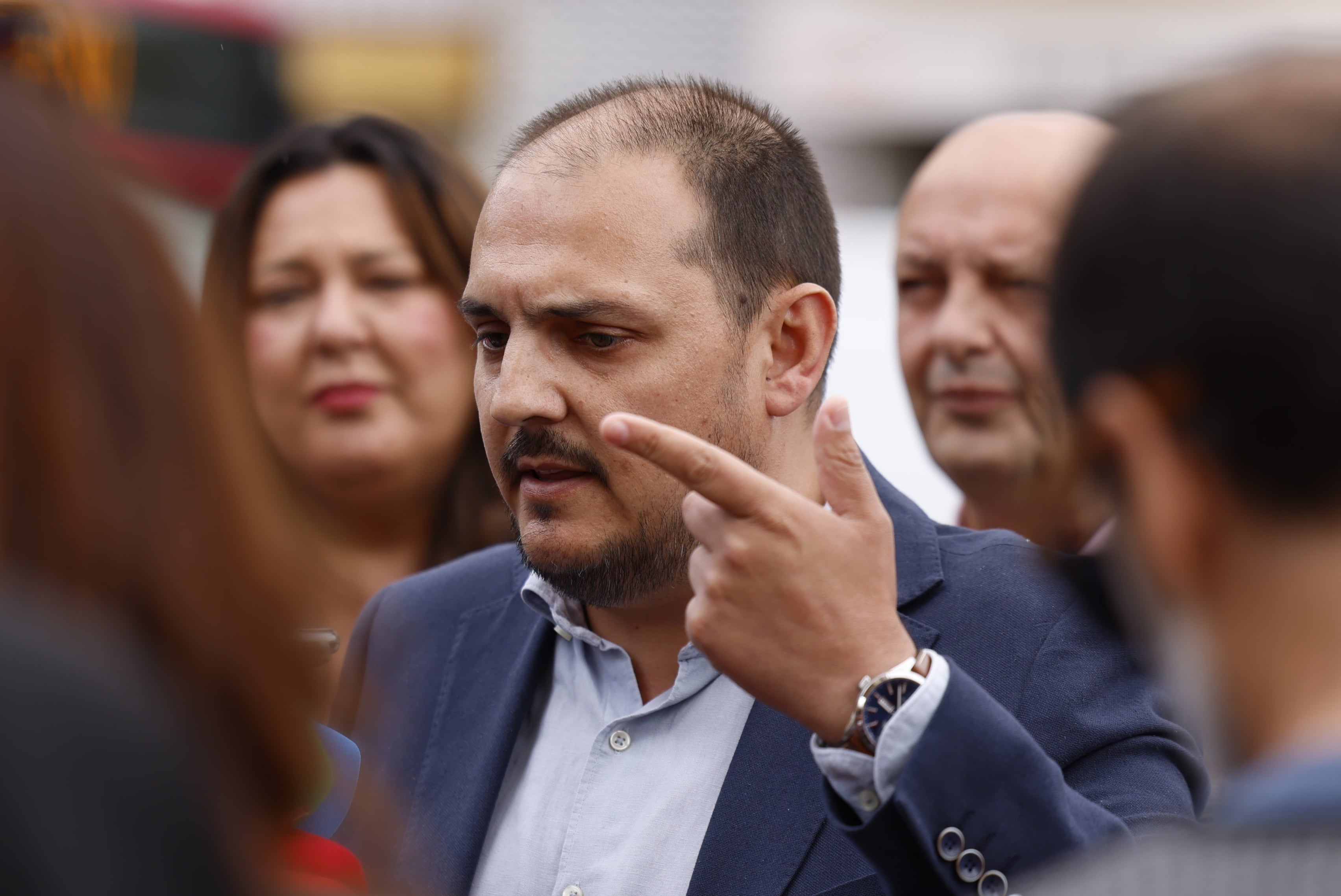 El alcalde de Adamuz, Rafael Moreno, este martes en Sevilla, junto a otros alcaldes cordobeses.