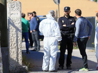 Agentes de la Policía Nacional ante la vivienda donde un hombre ha matado presuntamente con un arma blanca al padre de su novia en Castellón.