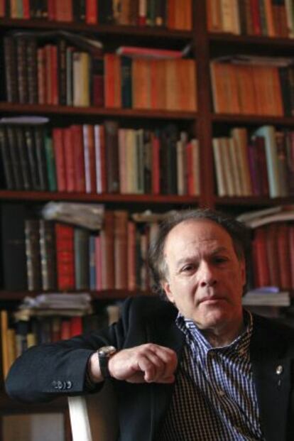 Javier Marías, en su casa del centro de Madrid.