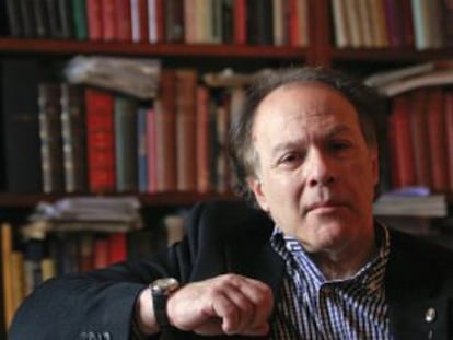 Javier Marías, en su casa del centro de Madrid.