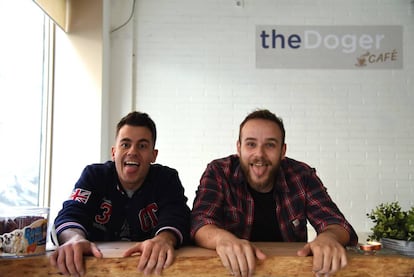 Javier González y Roberto Aláez fundadores de The Doger Café en su local en vallecas.