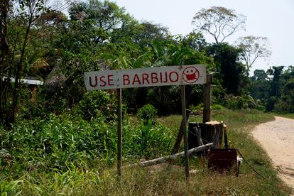 Como medidas de bioseguridad y debido a la falta de sistemas de comunicación tecnológicos en el territorio yuqui, se optó por poner en los puntos de ingreso carteles, pidiendo el uso de barbijos. Pincha en la imagen para ver toda la fotogalería.