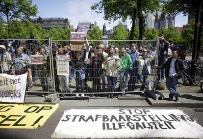 Decenas de refugiados gritan esl&oacute;ganes contra la criminalizaci&oacute;n de los inmigrantes ilegales, el mi&eacute;rcoles en La Haya.