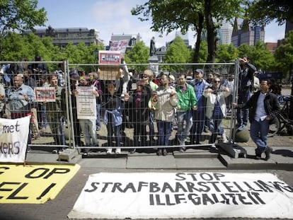 Decenas de refugiados gritan esl&oacute;ganes contra la criminalizaci&oacute;n de los inmigrantes ilegales, el mi&eacute;rcoles en La Haya.