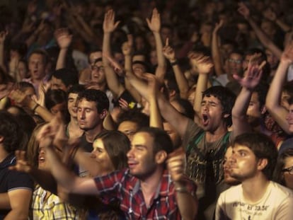 Un grupo de j&oacute;venes disfruta uno de los conciertos de la fiesta mayor de Gr&agrave;cia