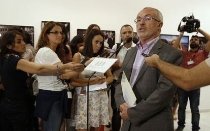 Antonio Montiel ante los periodistas en las Cortes Valencianas.