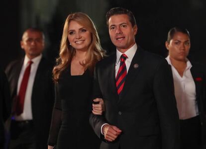 El presidente de México, Enrique Peña Nieto, acompañado de su esposa Angélica Ribera, el pasado 13 de abril, en Lima (Perú).