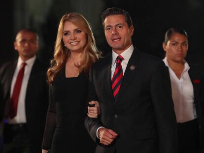 El presidente de México, Enrique Peña Nieto, acompañado de su esposa Angélica Ribera, el pasado 13 de abril, en Lima (Perú).