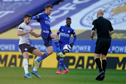 Jamie Vardy controla el balón ante Rubén Dias este sábado en el King Power Stadium.