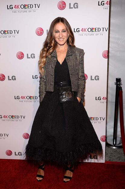 Sarah Jessica Parker suspende con este estilismo formado por vestido de Tracy Reese, chaqueta de Saint Laurent, bolso de Chanel y zapatos de su propia línea. Las prendas podrían funcionar por separado pero no en conjunto.