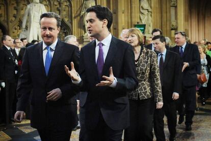 El primer ministro británico, David Cameron, charla con el líder de la oposición Ed Miliband a su llegada a la Cámara de los Lores.