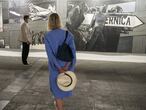 DVD1061 (07/07/2021) Visitantes pasan por delante de la obra Guernica de JosŽ de la Mano durante el primer d’a de la feria ARCO en Ifema en Madrid. ANDREA COMAS