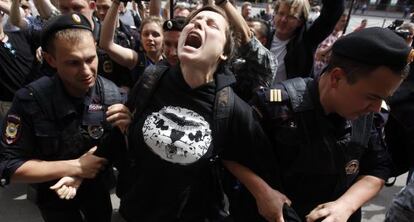 La policía rusa detiene a una activista por los derechos de los gais ante la Duma, durante la tramitación de la polémica ley.