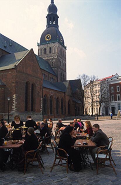 Un café anima la plaza de la Catedral de Riga, capital de Letonia.