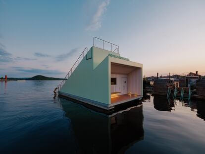 La asociación sin ánimo de lucro Oslo Badstuforening encargó el diseño de una sauna que sirviera como icono arquitectónico para el conjunto a Estudio Herreros.