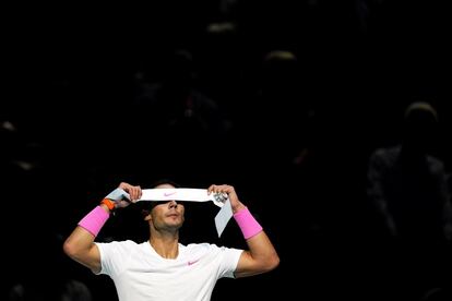 Rafa Nadal durante un descanso en su partido de round robin contra Daniil Medvedev en el torneo de tenis ATP World Tour Finals en Londres.