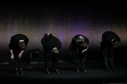 De izquierda a derecha, Paul Mescal, Joseph Quinn, Barry Keoghan y Harris Dickinson hacen una reverencia en su presentación como los Beatles en Las Vegas.