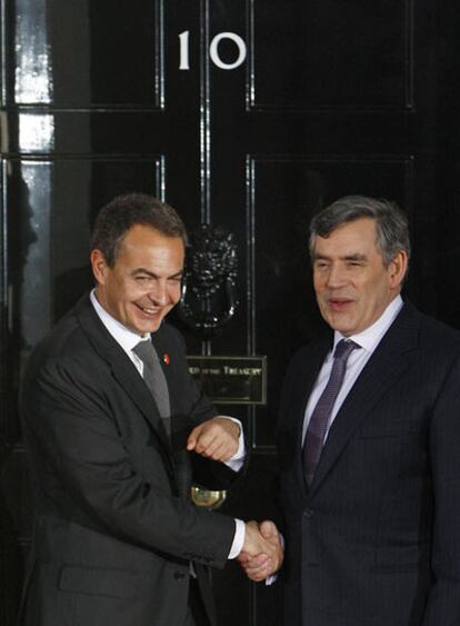 Zapatero saluda a Brown ante la residencia oficial de Downing Street.