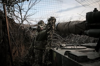 Un militar ucranio, con un obús M109 Howitzer, el sábado en la región ucrania de Donetsk.