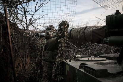 Un militar ucranio, con un obús M109 Howitzer, el sábado en la región ucrania de Donetsk.