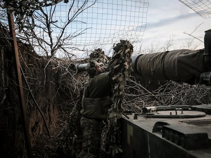 Un militar ucranio, con un obús M109 Howitzer, el sábado en la región ucrania de Donetsk.