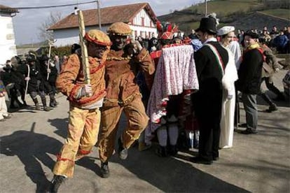 Zamalzain, Jauna y dos bohemios (de naranja), en la mascarada de Pagolle.