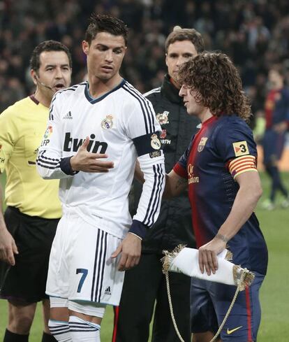 Los capitanes de ambos equipos, Ronaldo y Carles Puyol.