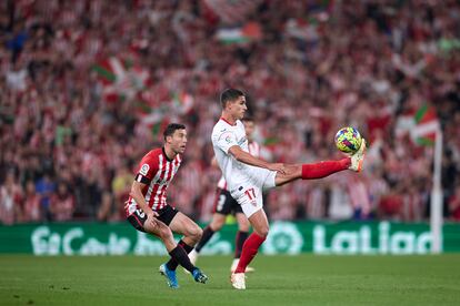 Erik Lamela controla el balón durante el Athletic-Sevilla de este jueves.