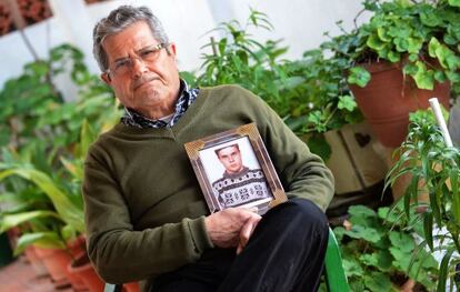 Guillem Agulló, padre del joven asesinado en 1993, muestra una foto de su hijo en una imagen de archivo.