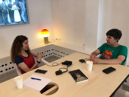 Mar Abad entrevista al periodista Jordi Corominas en Barcelona durante la grabación del episodio 'Enriqueta Martí: la falsa vampira del Raval'.