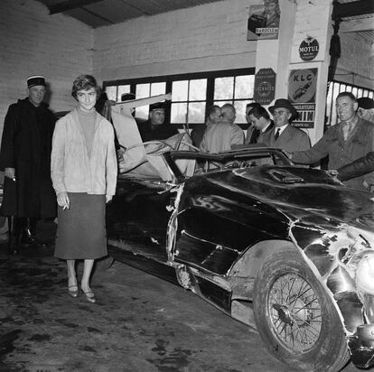 Le encantaban los coches veloces y en 1957 tuvo un accidente en Milly-la-Forêt con su Aston Martin.