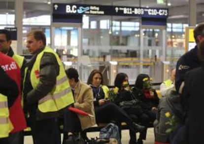 Trabajadores de seguridad participan en la jornada de huelga convocada por el personal del aeropuerto de Colonia Bonn el pasado 8 de marzo. EFE/Archivo