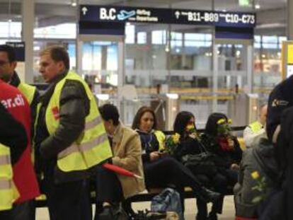 Trabajadores de seguridad participan en la jornada de huelga convocada por el personal del aeropuerto de Colonia Bonn el pasado 8 de marzo. EFE/Archivo