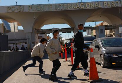 Migrantes deportados de Estados Unidos salen del puente fronterizo Paso del Norte, en Ciudad Jurez, en 2024