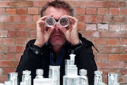 El artista británico Damien Hirst, en una fotografía tomada en Londres en 2003.