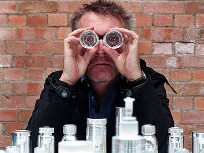 El artista británico Damien Hirst, en una fotografía tomada en Londres en 2003.