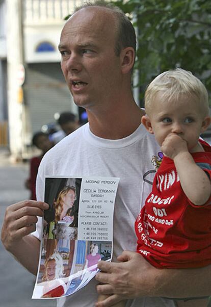 El sueco Michael Bergman, con su hijo de un año Hannes en sus brazos, busca a su esposa, Cecilia, desaparecida en Phuket.