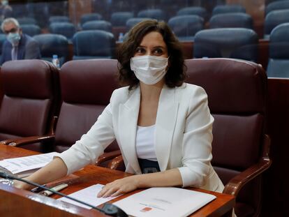 La presidenta regional, Isabel Díaz-Ayuso, al inicio del pleno de la Asamblea de Madrid de este jueves.