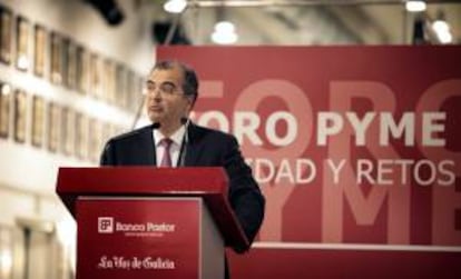 El presidente del Banco Popular, Ángel Ron, durante su intervención en el foro "Realidad y retos de las pymes", celebrado hoy en la Fundación Santiago Rey de Arteixo