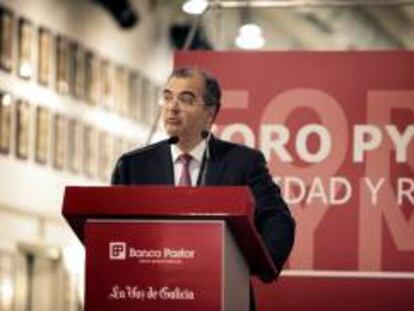 El presidente del Banco Popular, Ángel Ron, durante su intervención en el foro "Realidad y retos de las pymes", celebrado hoy en la Fundación Santiago Rey de Arteixo