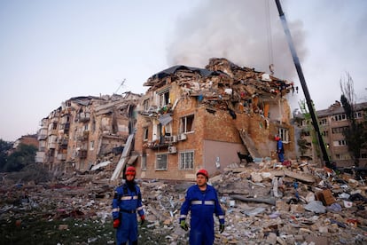 Personal de rescate trabaja en un edificio de apartamentos alcanzado por el ataque ruso sobre Kiev.